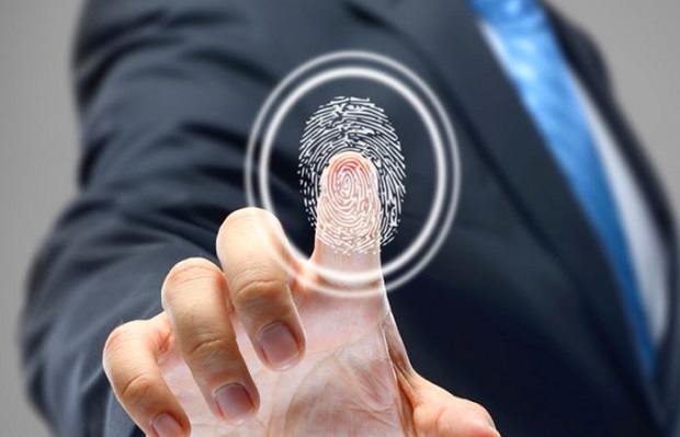 Vita dura per i furbetti del cartellino: si timbrerà con impronta digitale e controllo dell'iride